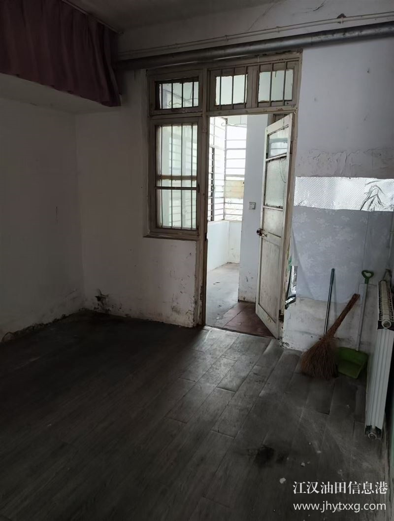出售江鉆小區(qū)1樓面積60平帶大院子，好地段，產(chǎn)權(quán)清楚